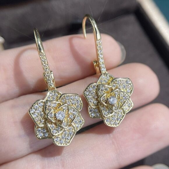 🔅🆕🔅 Elegant Vintage Inspired ✨14K GOLD✨ Plated Rose Flower Hook Earrings ✨ - Picture 1 of 14
